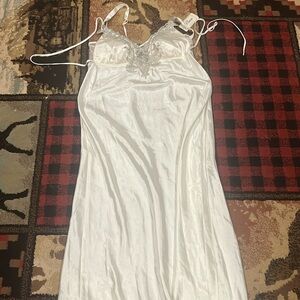 BNWT Flora Nikrooz Stella style satin nightgown